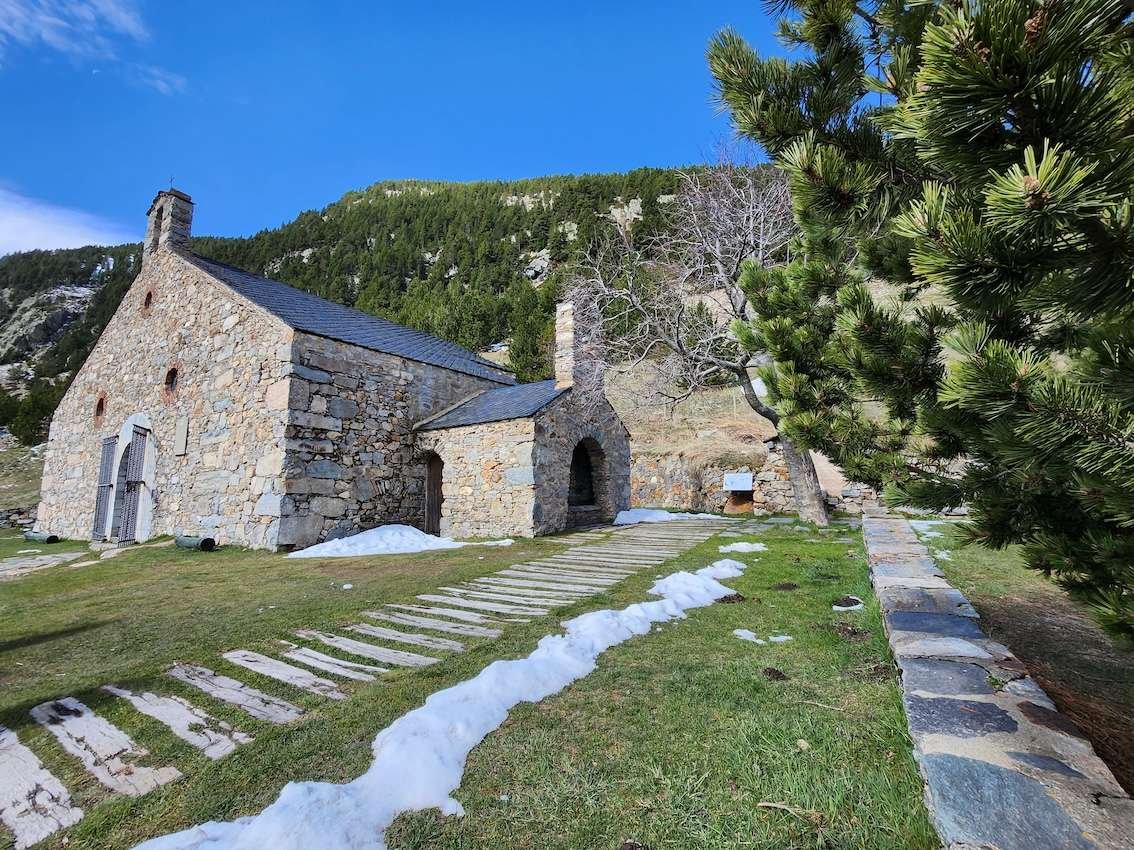 Capilla del Santuario de Núria, símbolo de historia y espiritualidad en el corazón del valle