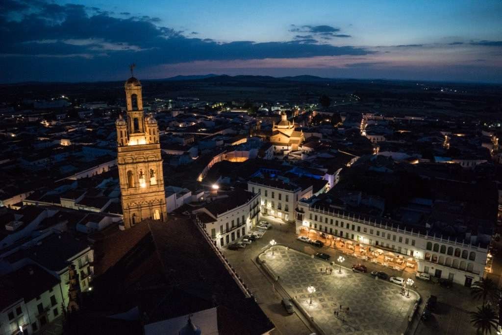  Llerena de noche