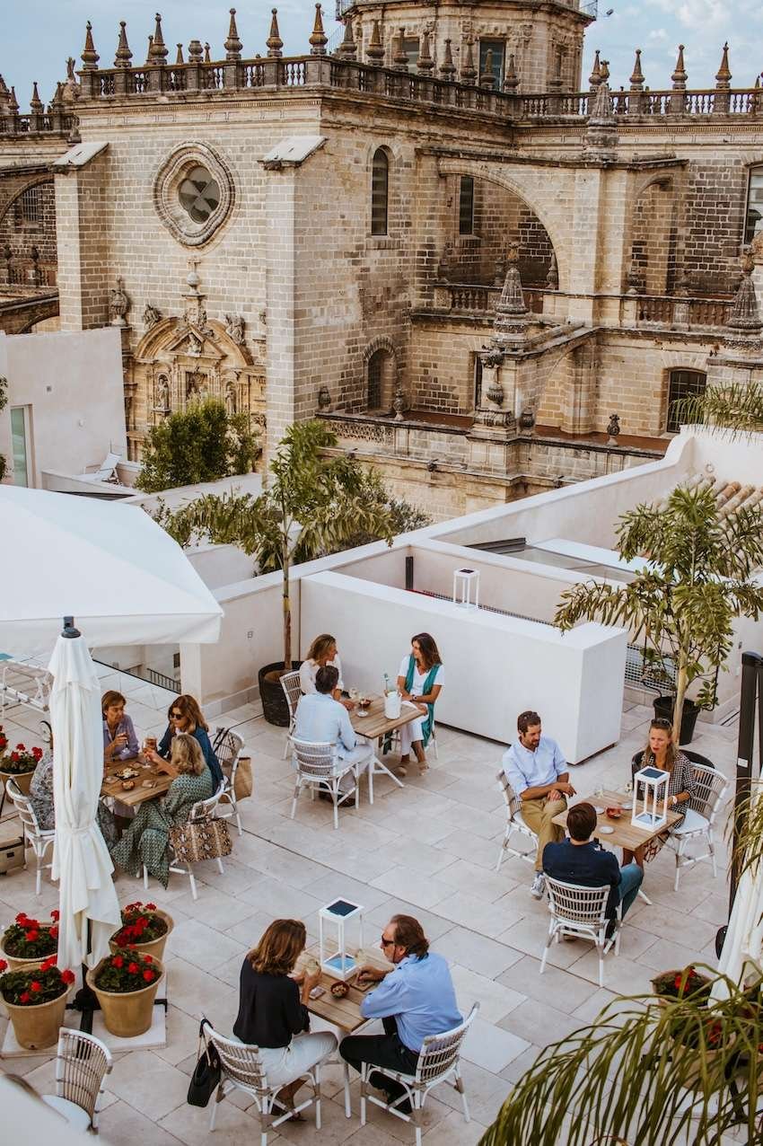 Vive una experiencia completa en el Hotel Bodega Tío Pepe, el primer Sherry Hotel del mundo.”