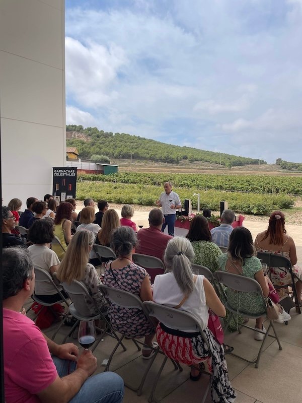 Cata guiada durante Fuendejalón D’Vinos 2025 con público asistente en Bodegas Aragonesas
