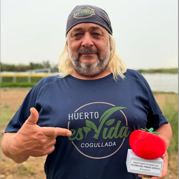 Juan Refojo de Huerto EsVida con el premio al Mejor Tomate de España 2025 en Polanco.