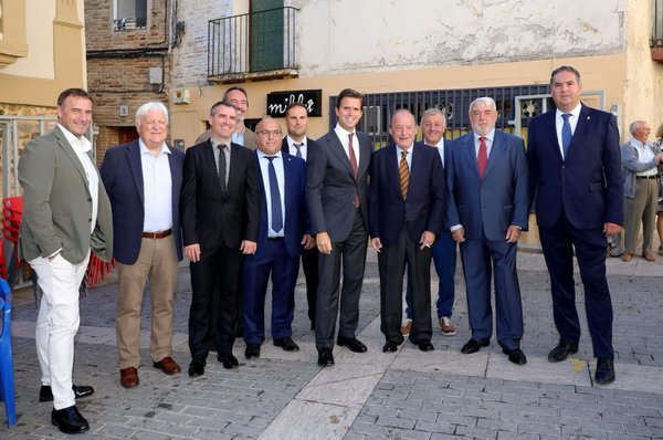 Grupo de representantes y bodegueros en Ainzón durante la Fiesta de la Vendimia