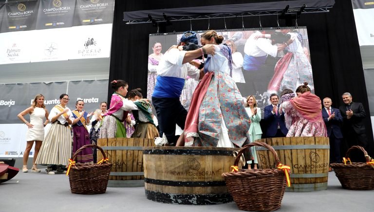 Pisado de uvas en la Fiesta de la Vendimia DOP Campo de Borja