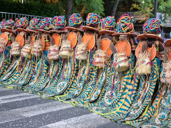Desfile Moros y Cristianos Murcia con comparsa de trajes multicolores y tocados artesanales