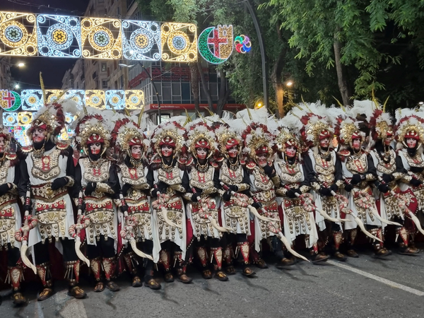 Gran desfile de Moros y Cristianos de Murcia con traje rojo y dorado, Fiesta de Interés Turístico Internacional