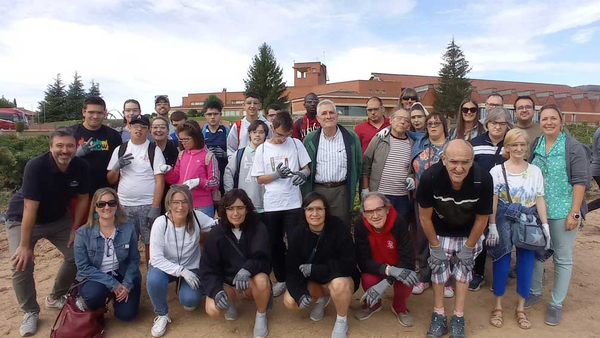 Participantes en la vendimia solidaria del Vino de la Amistad de ATADES en ENATE