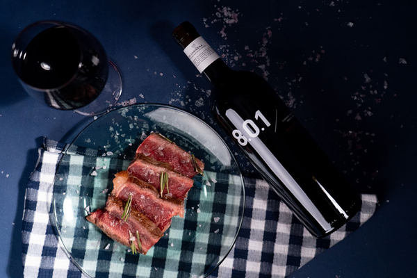 Chuletón maridado con vino 8.0.1 de Bodegas San Valero, imagen oficial del Mes del Chuletón en Aragón.