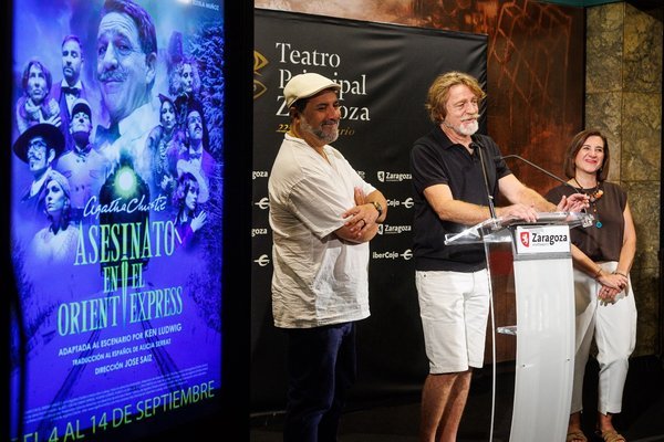 Juanjo Artero como Hércules Poirot en Asesinato en el Orient Express  ante los medios de comunicación presentando la obra