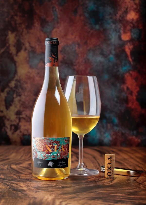 Orange wine Bodegas Aragonesas OXIA servido en copa, vino brisado de carácter gastronómico