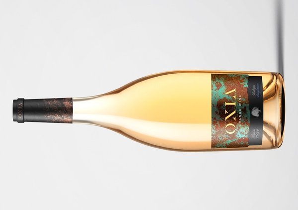 Orange wine Bodegas Aragonesas OXIA silueteado sobre fondo blanco, vino innovador y gastronómico