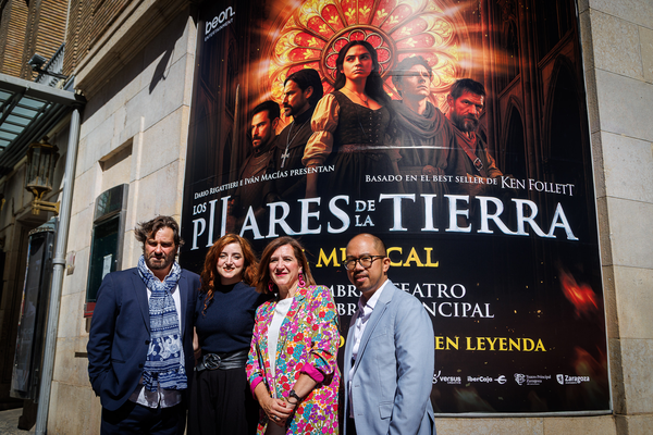 Actores y responsables del musical Los Pilares de la Tierra en el Teatro Principal