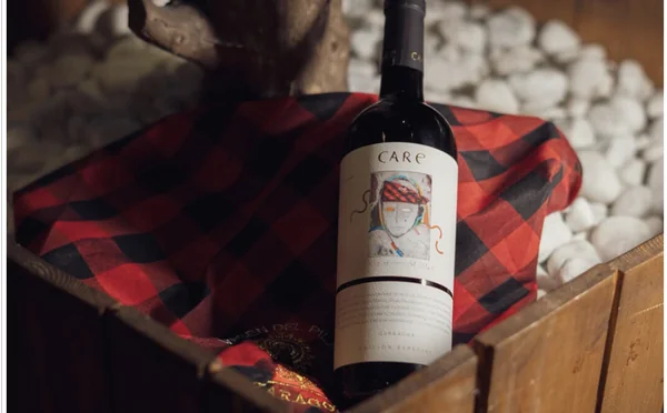 Vino del Pilar 2025 de Bodegas Care en caja con pañuelo rojo y negro.