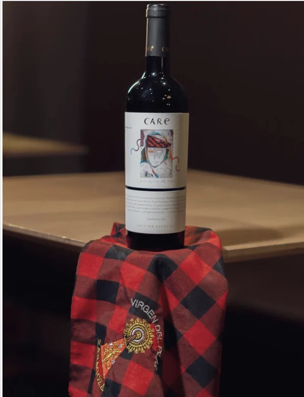 Botella de Vino del Pilar 2025 de Bodegas Care con cachirulo de la Virgen del Pilar.