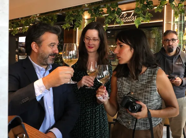 Participantes y asistentes brindan durante la cata inaugural de la X Ruta Gastronómica de la Carne de Toro en Zaragoza