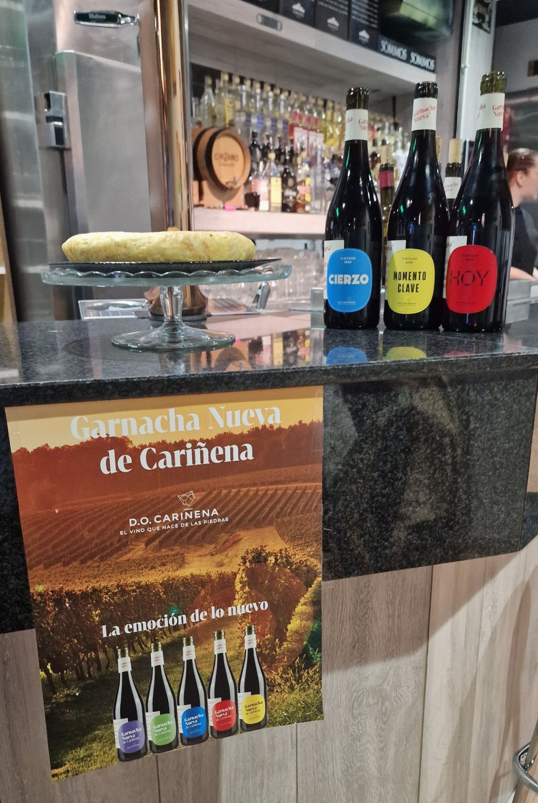 Botellas de Garnacha Nueva de Cariñena junto a tortilla de patatas