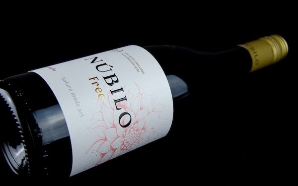 Botella de NÚBILO Garnacha 0,0, vino sin alcohol gourmet de Grandes Vinos con crianza en barrica.