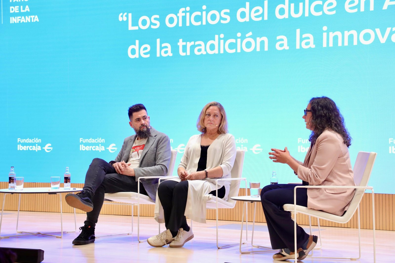 Raúl Bernal, Sura Ascaso y Reyes Tolosana durante la mesa redonda sobre Huesca dulce.