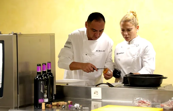 El chef José Ignacio Acirón elabora un pincho con IGP Chistorra de Navarra