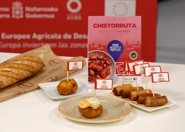 Bodegón de pinchos con IGP Chistorra de Navarra y folleto de la ChistorRuta