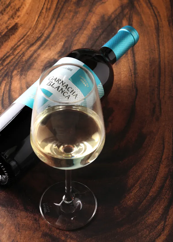 Coto de Hayas Garnacha Blanca, copa cenital y etiqueta en primer plano