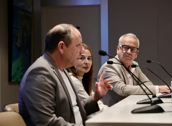 María José Meda y Sebastián Roselló, de El Batán de Tramacastilla, durante su encuentro en el Ámbito Cultural de El Corte Inglés con la Academia Aragonesa de Gastronomía.