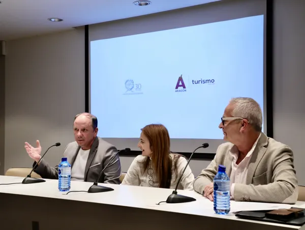 Instante del coloquio con María José Meda, Sebastián Roselló y el académico Miguel Ángel Vicente.