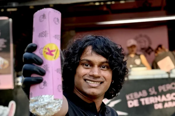 Lak Montes muestra el kebab de Ternasco de Aragón Mak Dürüm