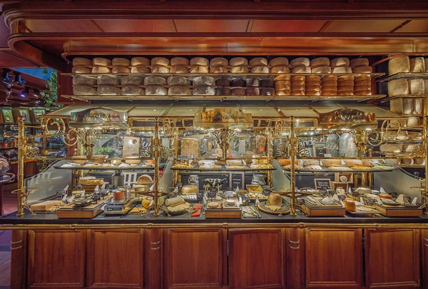 El monumental espacio de quesos de Les Grands Buffets, con más de un centenar de variedades de Francia y Europa.