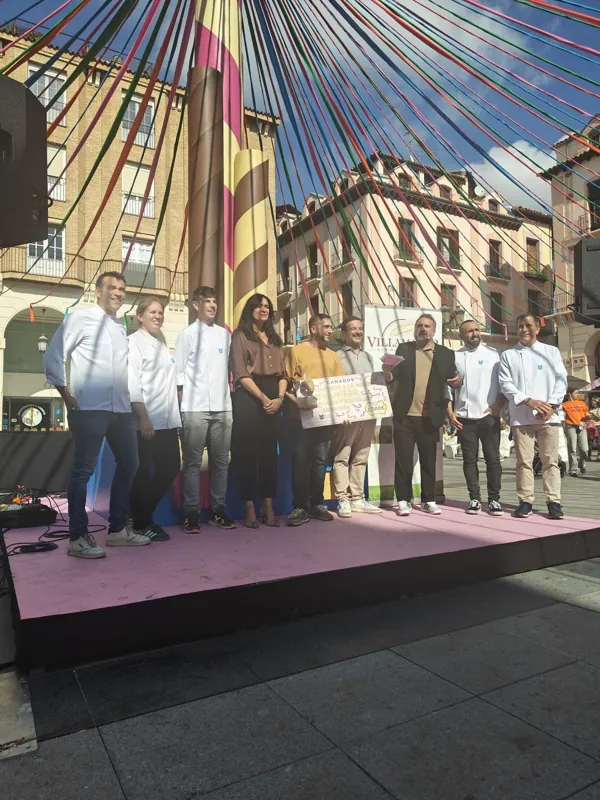 Entrega del premio a Isidro Tolosana durante la feria “Huesca es Dulce”, junto al jurado y organizadores.