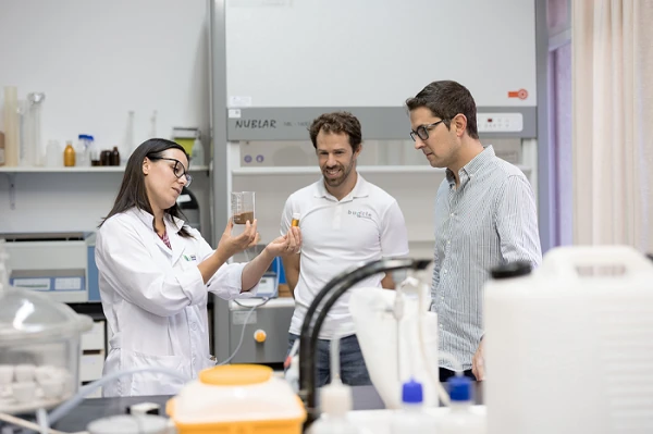 Investigadores de la Universidad de Zaragoza y Bugcle analizan junto a Bodega Sommos el potencial del hollejo de uva en la alimentación animal.