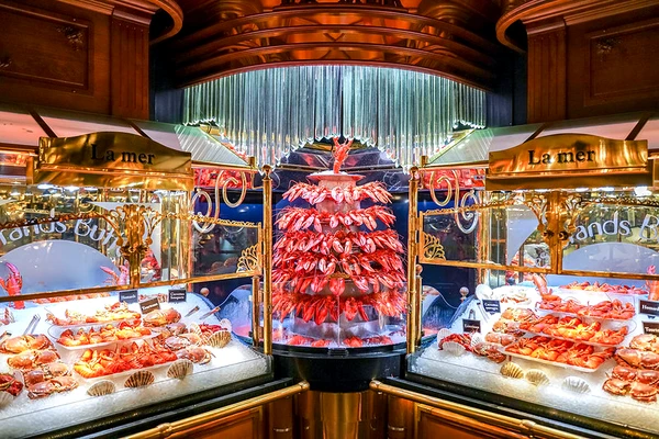Torre de bogavantes en La Mer, uno de los iconos gastronómicos de Les Grands Buffets.