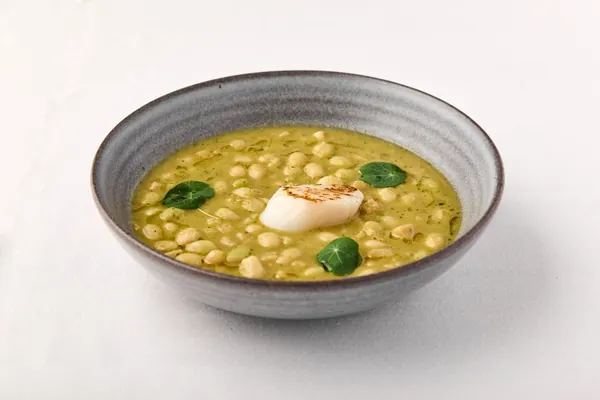 Cazuela de legumbre fina con vieira y hierbas