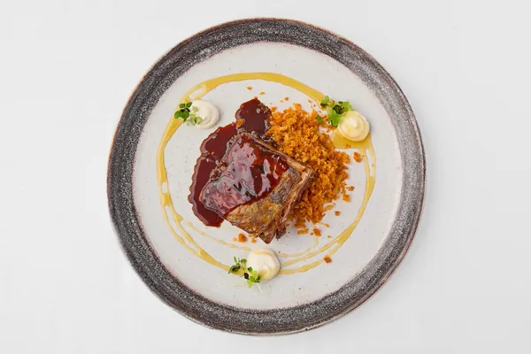  Taco meloso de ternasco con su jugo y migas aireadas