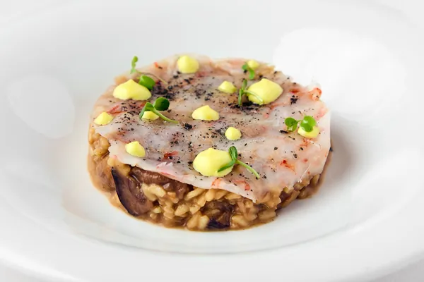 Arroz de setas cubierto con velo fino y puntos cítricos