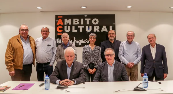 Foto de familia de invitados y académicos