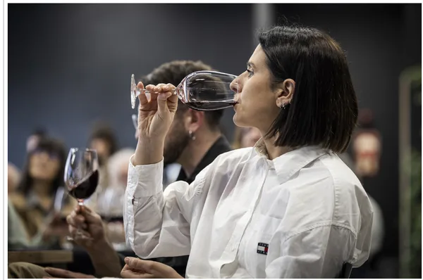 Detalle de cata – asistente degustando Garnacha