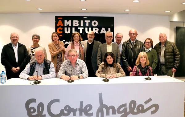 Foto de familia con académicos y propietarios de La Prensa