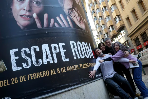 Escape Room en Zaragoza en el Teatro Principal con el elenco junto al cartel