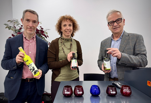 Sesión formativa sobre aceite de oliva virgen extra durante la cata organizada por la Escuela de Hostelería y Turismo Davante.