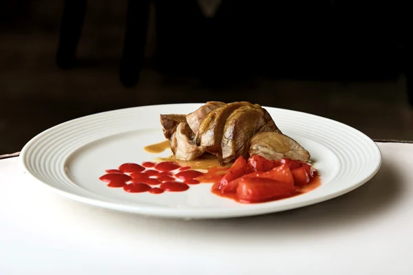 Gigot de Ternasco de Aragón IGP con glace clair y fresas en Aragonia Palafox