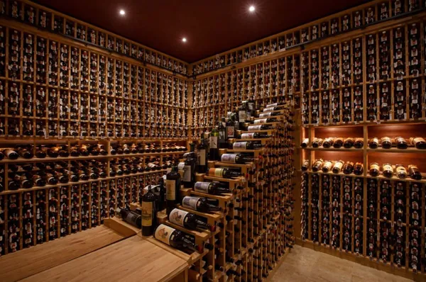 La impresionante bodega del restaurante Les Grands Buffets, con centenares de referencias de vinos.