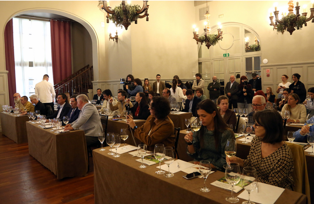 Asistentes durante la presentación de la muestra en el Gran Hotel