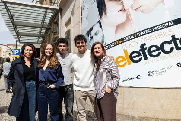 El elenco de El efecto presenta la obra en el Teatro Principal de Zaragoza.