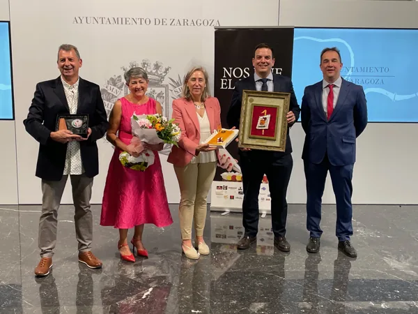 Entrega del Premio Lanzón en el Ayuntamiento de Zaragoza con los galardonados.