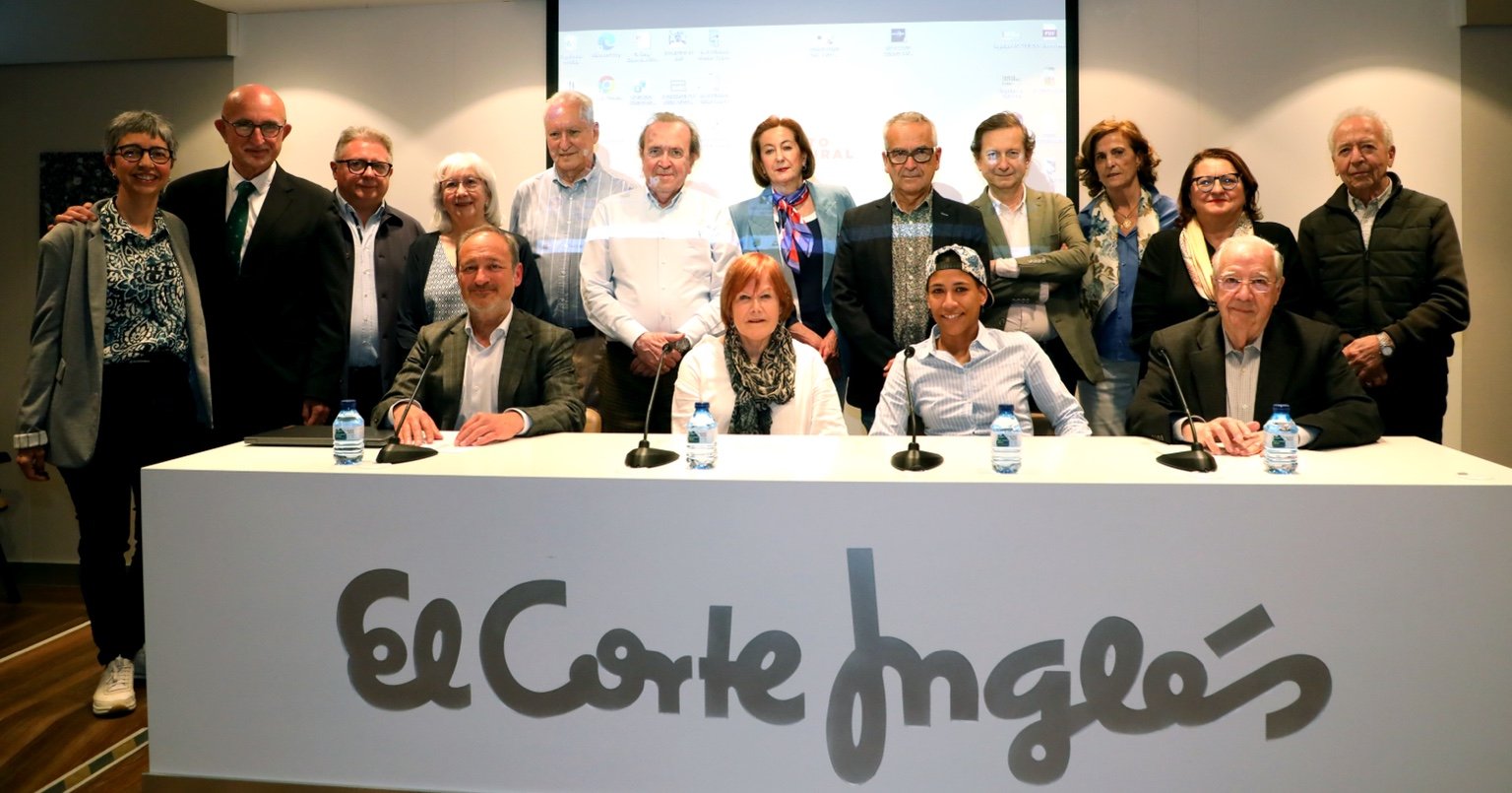 Académicos de la Academia Aagonesa de Gastronomía con las invitadas a la charla en el Aula Cultural del Corte Inglés 