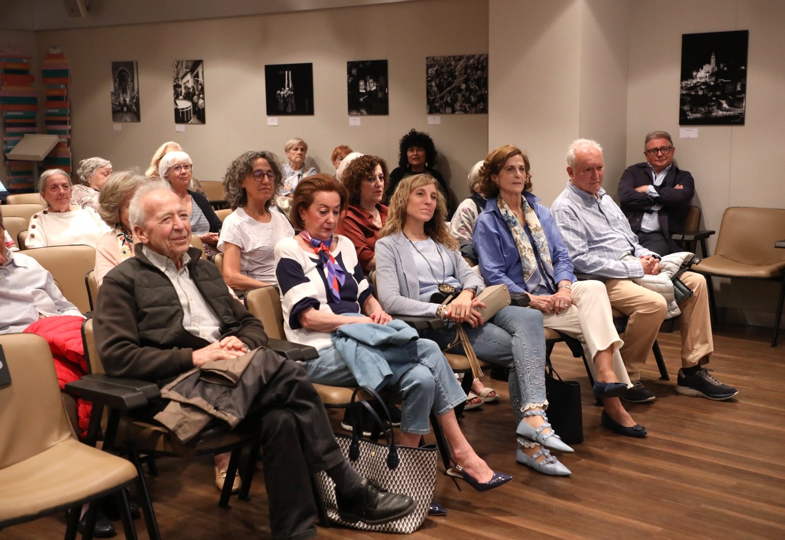     Público asistente a la charla de Jemma Markham en Zaragoza