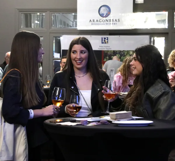  Asistentes degustando diferentes referencias de garnacha durante las catas especializadas.