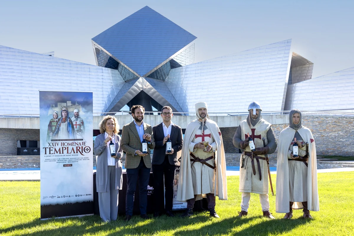 Presentación oficial de Sommos Reserva Templario junto a representantes institucionales y recreadores templarios.