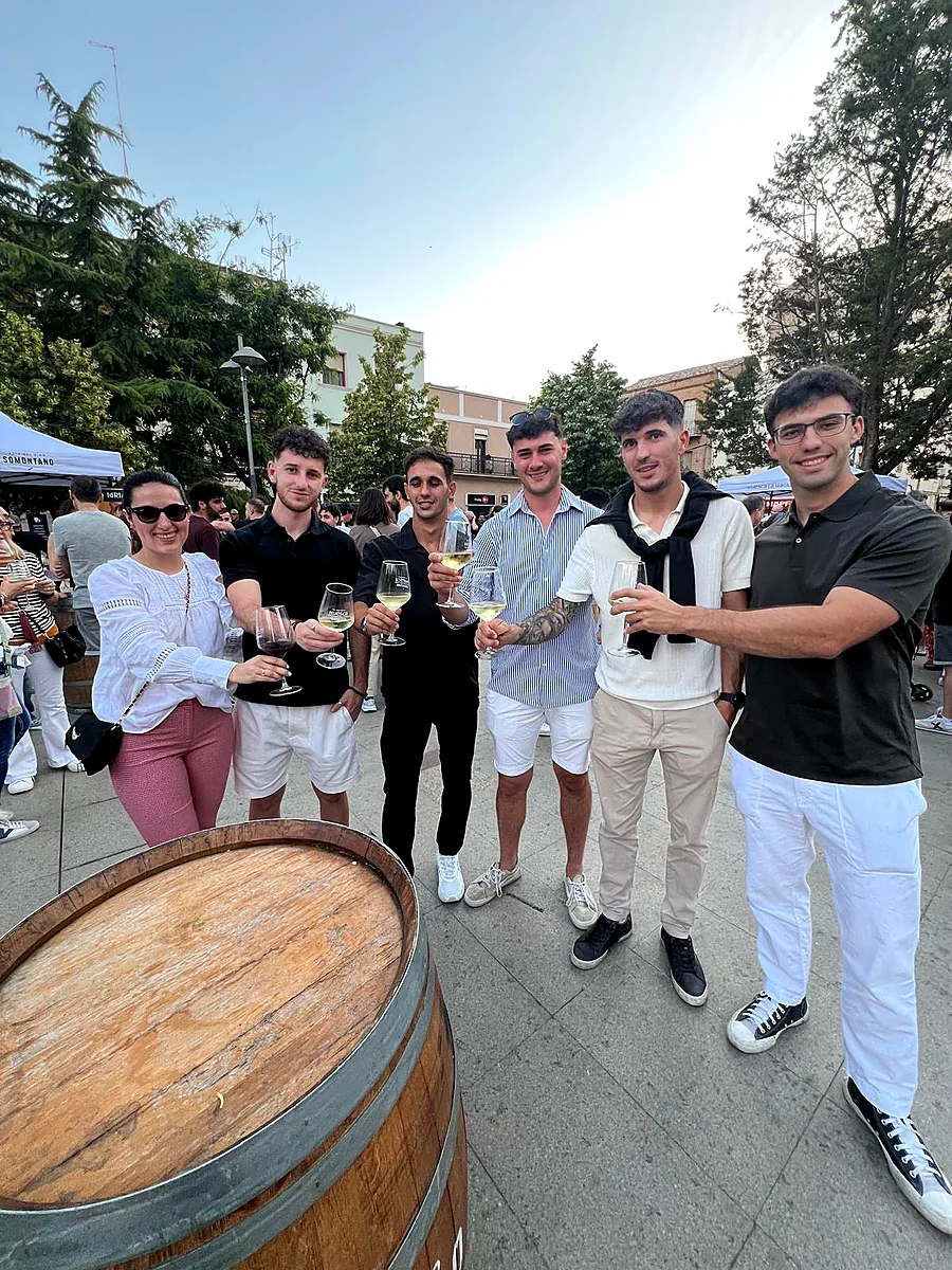 Jóvenes disfrutando de vinos Somontano en Binéfar