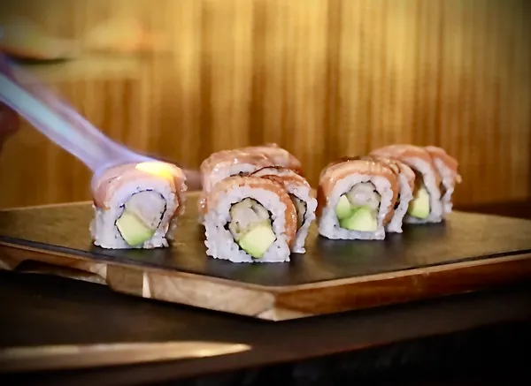 Uramaki con producto fresco y ejecución precisa, uno de los pases más visuales del menú.